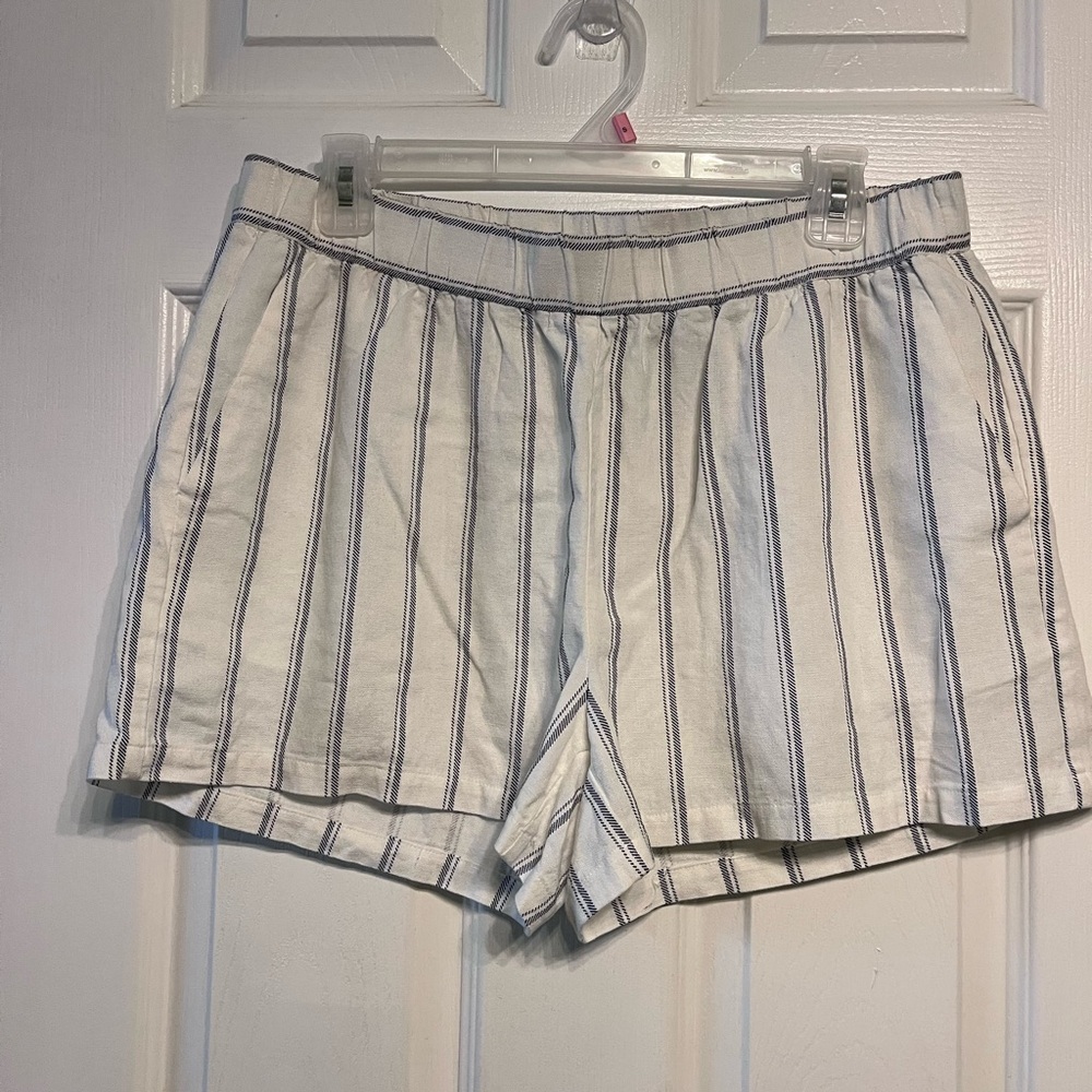Vero Moda White High-Waist Shorts with Navy Pinstripes